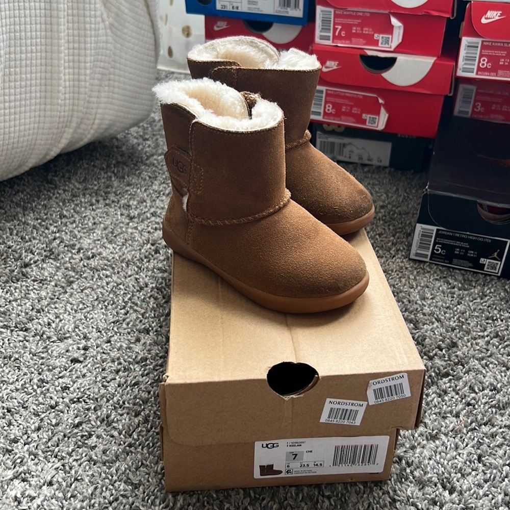 Slightly used toddler Ugg boots size 7c